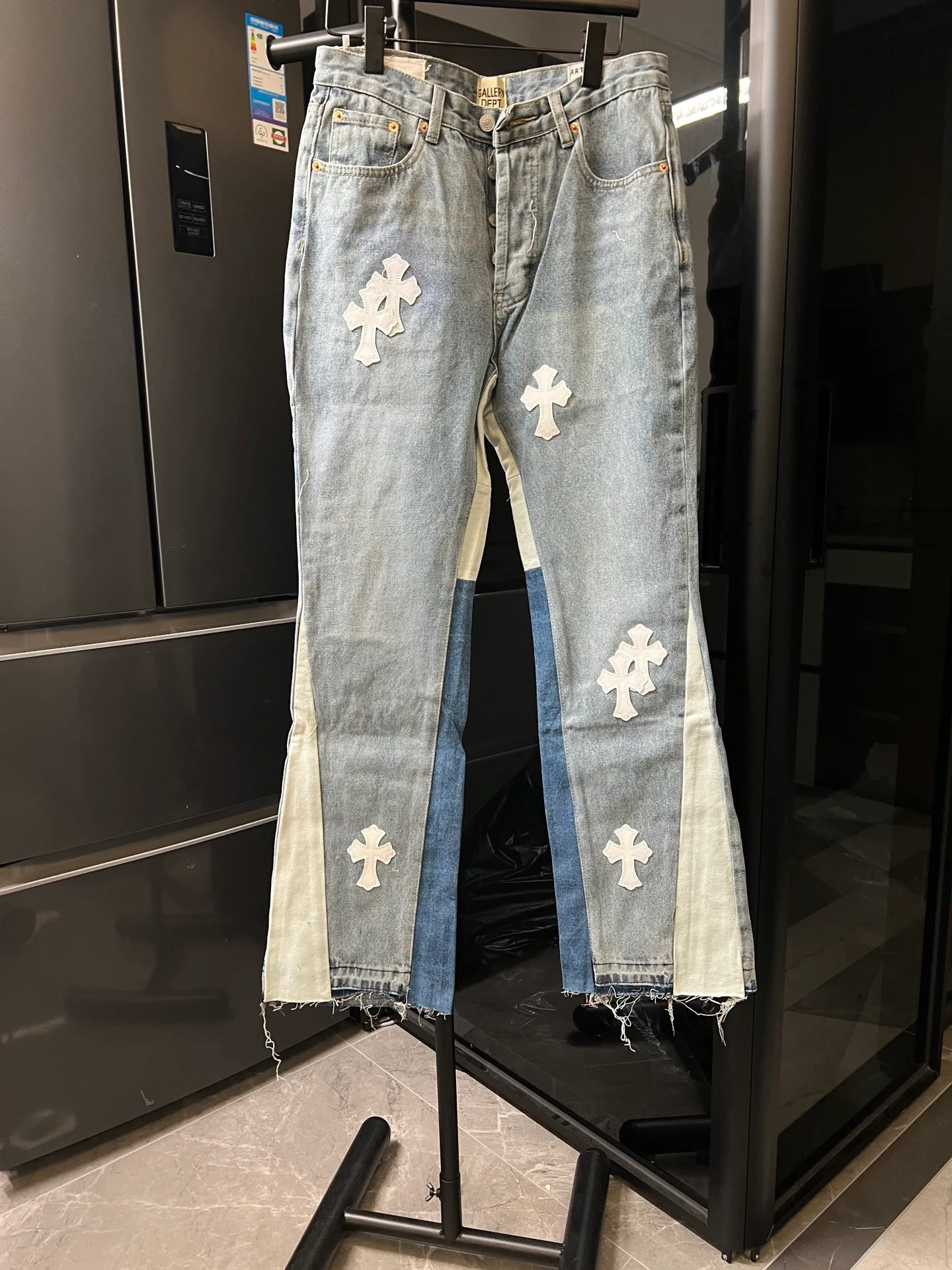 P260 [Next day] Chrome hearts/Chrome hearts GALLERY DEPT cross patch leather joint stitched jeans (grey) A retro clothing brand from Los Angeles. The brand focuses on upcycling denim and VINTAGE TEE. The brand was established in 2018. The diversity and uniqueness of styles are loved by consumers. The clothing tends to have a retro feel. The classic LEVIS BOOTCUT, which is the bell bottom pants that have been eliminated by society, has also been put to good use by GALLERY DEPT through reasonable revisions. Appropriate reduction in the calf circumference can make the wearer wear a sense of stacking and drape, and increase the overall sense of fashion. Many items are very individual and tasteful. The most charming personality jeans, a must-have for fashionistas, the same style for celebrities, and a model touted by many bloggers. Look for the correct version. Size: 28 30 32 34 36 (corresponding to s-xxl). Detailed sizes can be found in Figure 9.